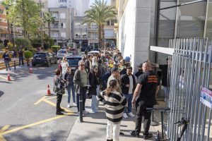 torrevieja registration queue.jpg torrevieja registration queue.jpg