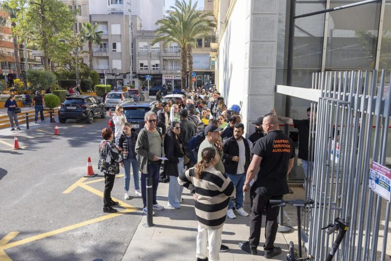 torrevieja registration queue.jpg torrevieja registration queue.jpg