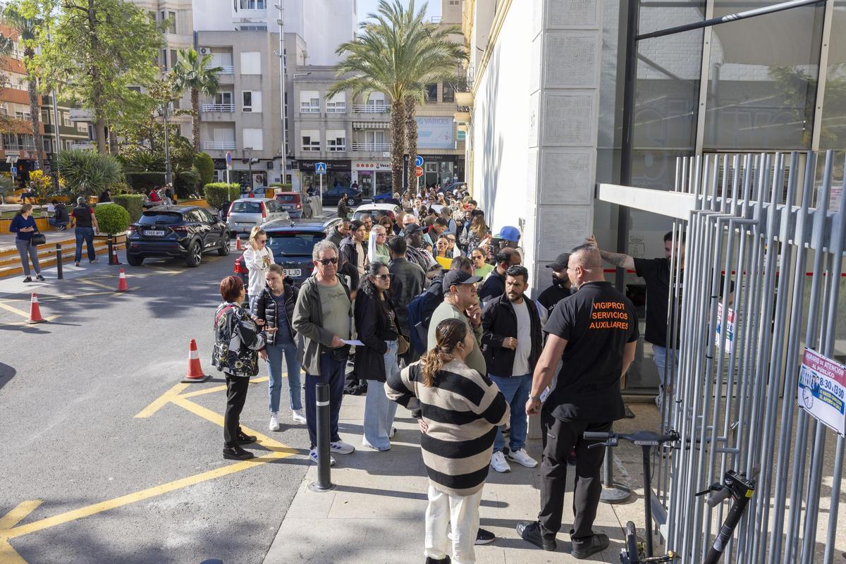 torrevieja registration queue.jpg